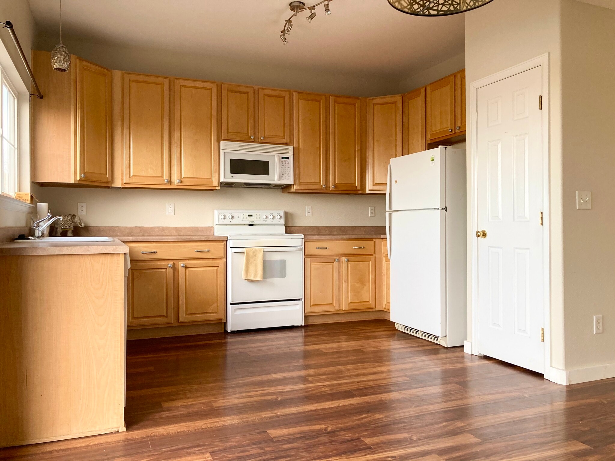 Kitchen - 15949 Longford Dr