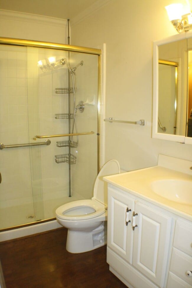 Building Photo - Pet friendly Woodlake townhouse