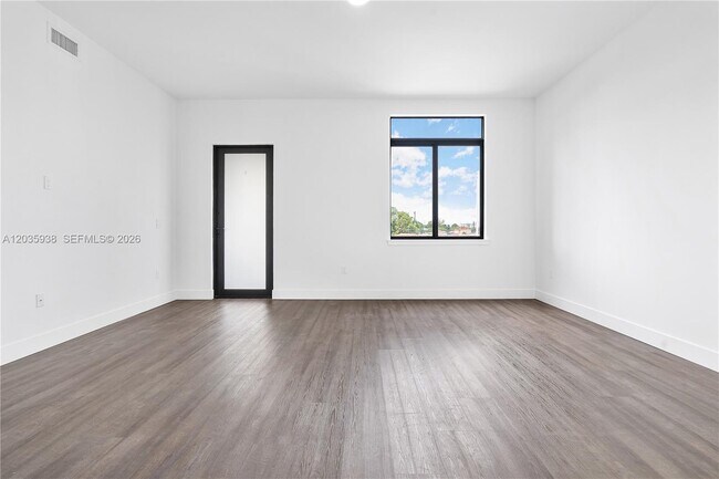 Building Photo - 440 E 16th St
