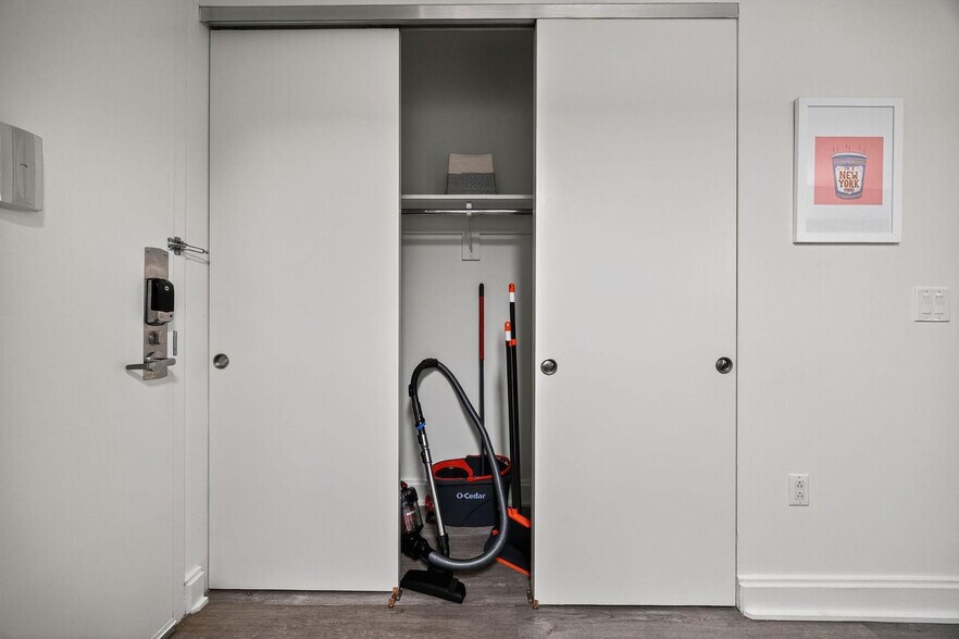 Building Photo - 10 Hanover Square