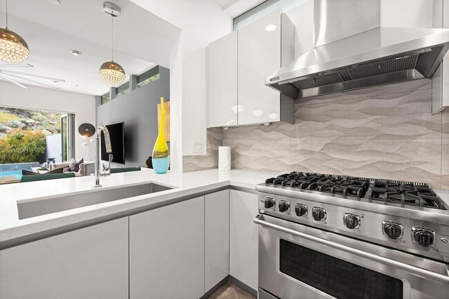 Building Photo - 1201 Surrey Ln