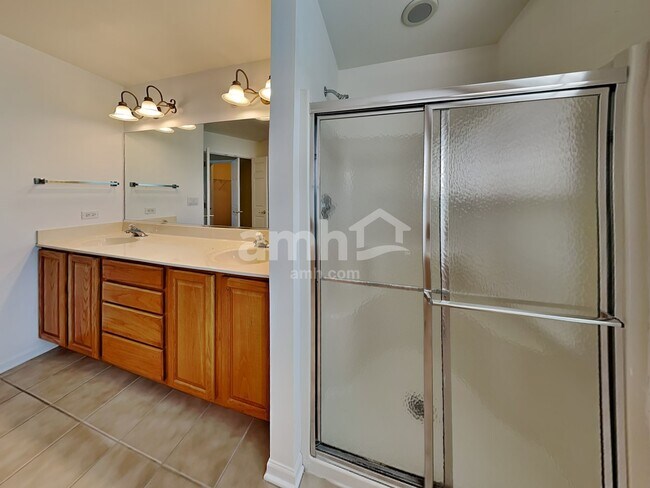 Building Photo - 16438 Fairfield Dr