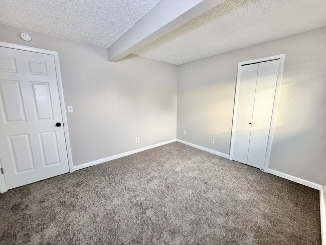 Building Photo - $500 off your 2nd months rent!