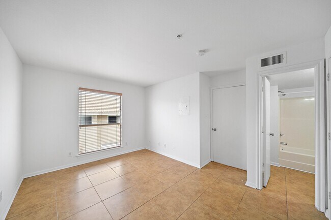 Building Photo - 8100 Seawall Blvd