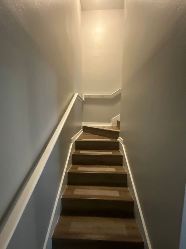 Building Photo - Two Story Town House