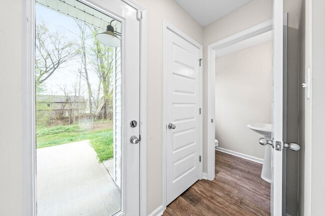 Building Photo - Dog Friendly Three Bedroom!