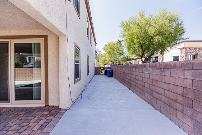 Building Photo - Beautiful Home in a Gated Community