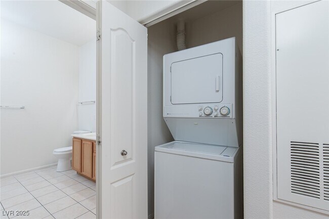 Building Photo - 2305 W Horizon Ridge Pkwy