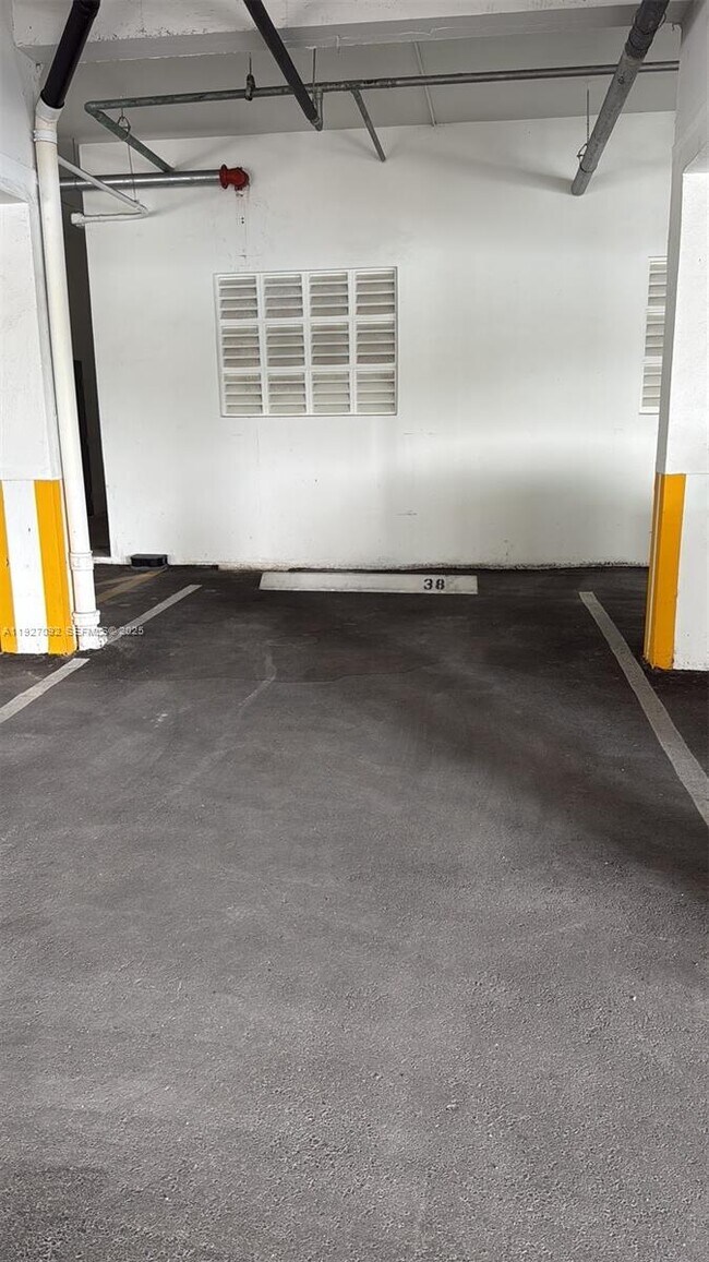 Building Photo - 9381 E Bay Harbor Dr