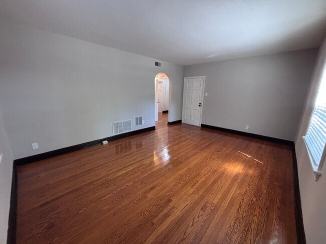 Building Photo - One-Bedroom Apartment in Dogtown*In-Unit W...