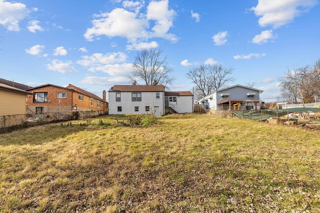 Building Photo - "Cozy 2-Bedroom, 1 bath Retreat with Fireplace Charm!"  One car garage, section 8 ok.