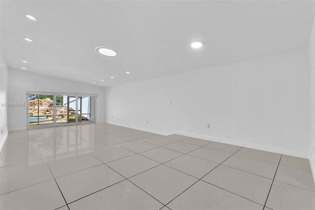 Building Photo - 616 NE 195th St