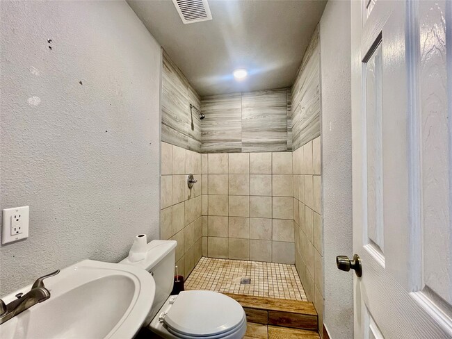 Building Photo - 6803 Bloom Dr