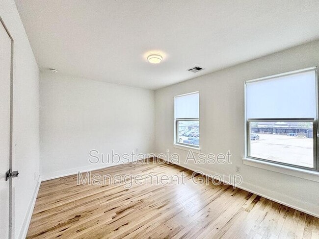 Building Photo - 2800 N McKinley Ave