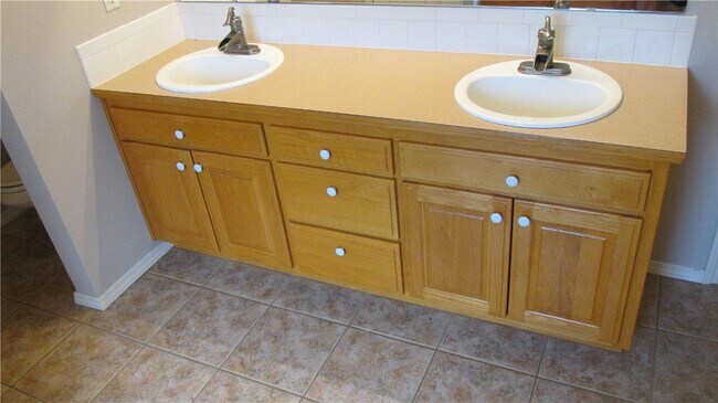 Building Photo - 1902 SW Spruce Rd