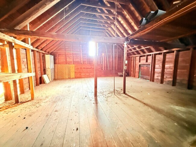 Building Photo - 10 Spruce Ave