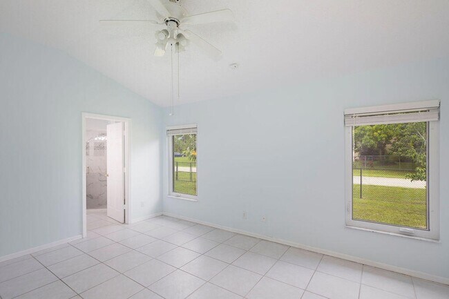 Building Photo - 2741 SW Pierson Rd