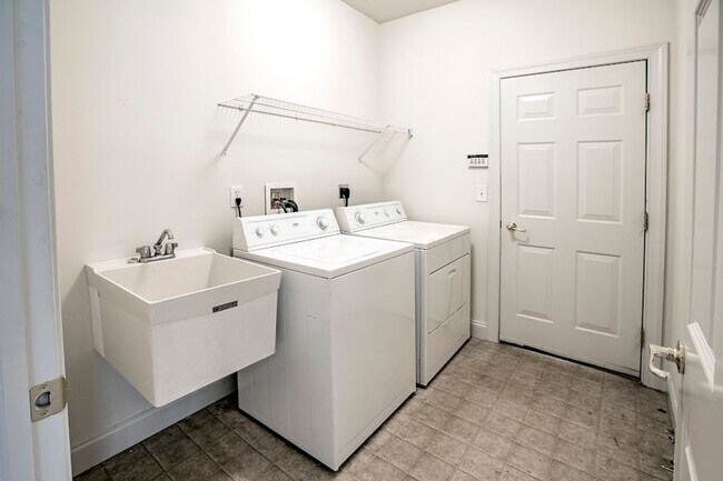 Building Photo - Beautiful 3 bedroom, 3 bath home in over 5...