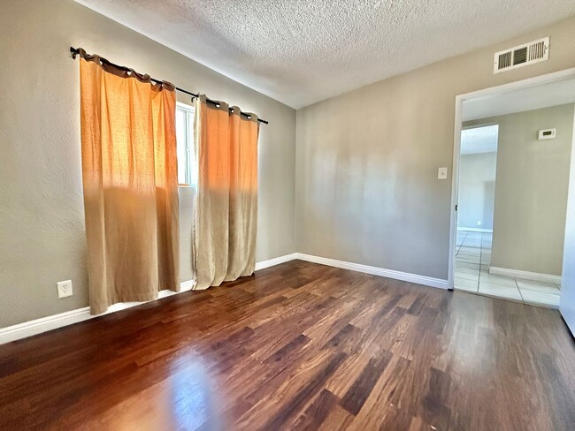 Building Photo - Charming 2-Bed Apartment – Well-Maintained...