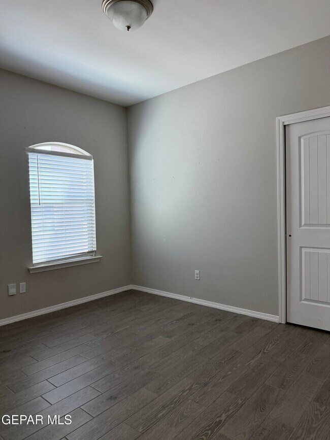 Building Photo - 909 Malven Pl