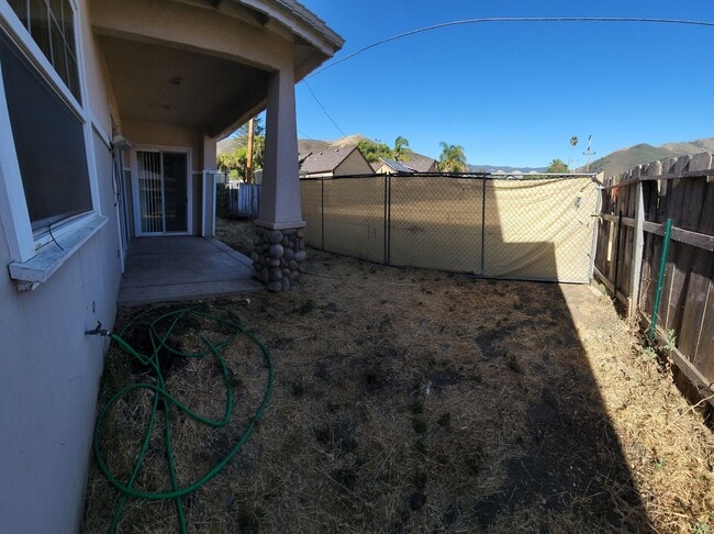 Building Photo - Super close to Poly- Approx. 1000 feet fro...