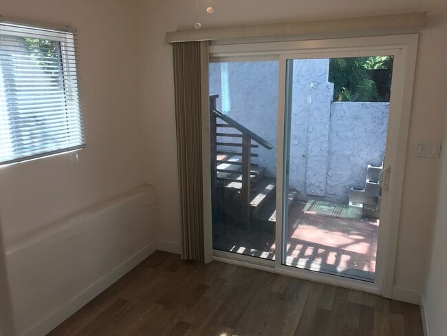 Building Photo - Charming 2-Bed, 1-Bath Apartment with Priv...