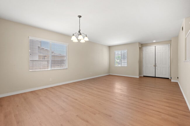 Building Photo - Ideal for Large Families – 6BR/4BA Eastval...