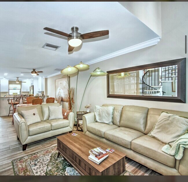 Building Photo - 4803 SW Santa Barbara Ct