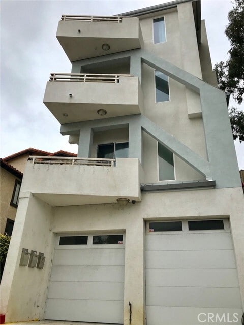 Building Photo - 408 Avenida Santa Barbara