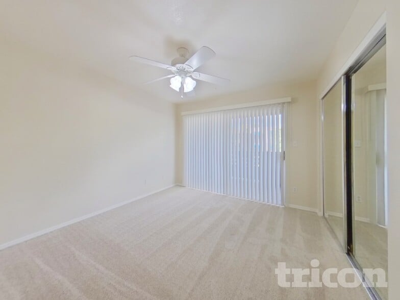 Building Photo - 1880 E Morten Ave