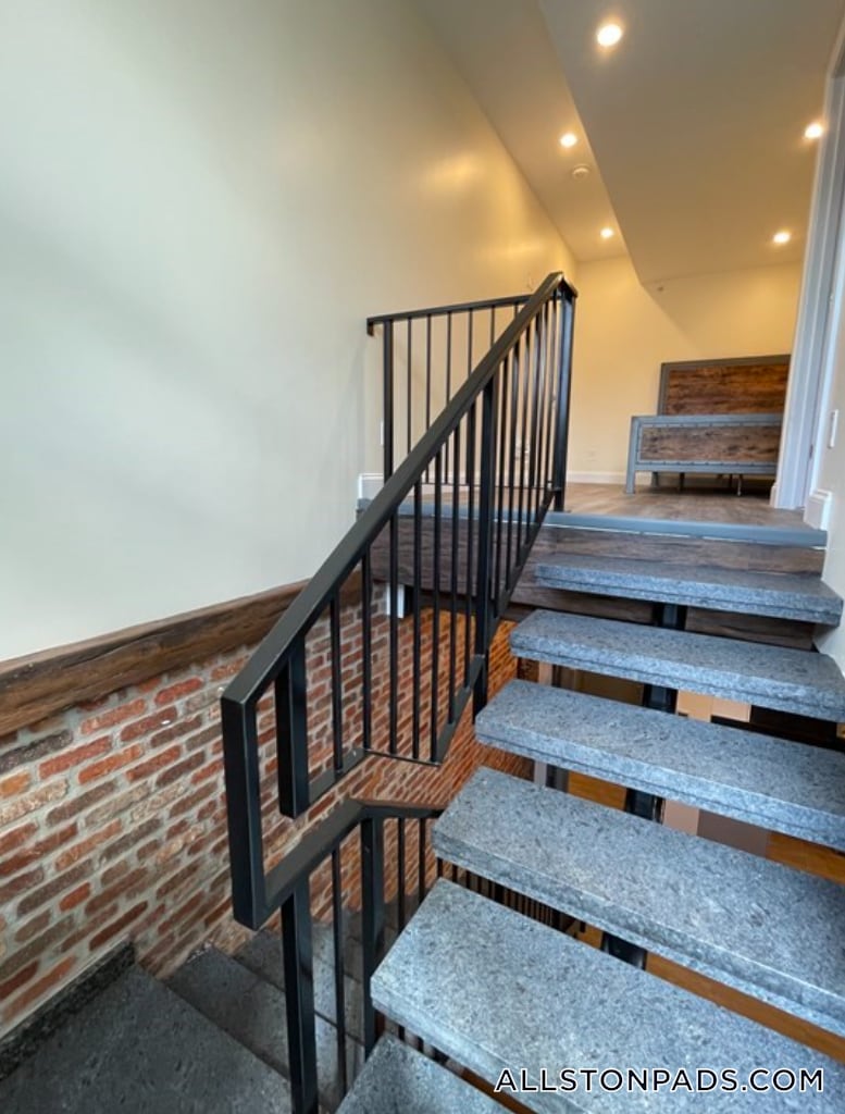 Building Photo - 1028a Commonwealth Ave