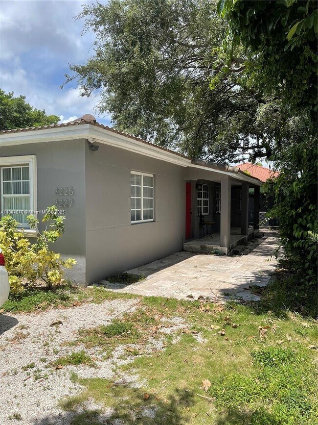 Primary Photo - 3227 Oak Ave