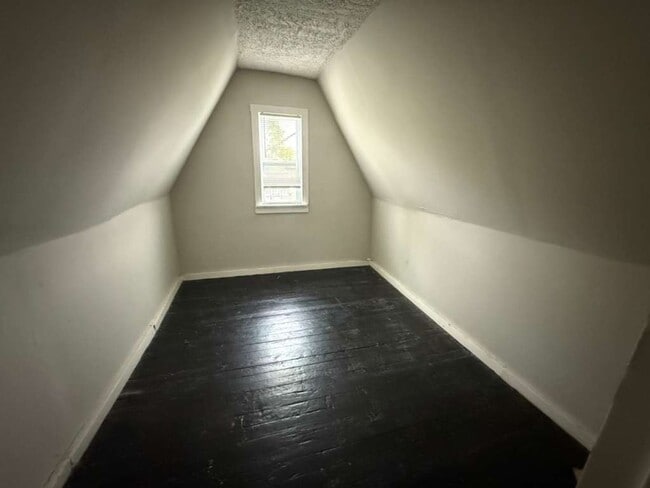 Building Photo - 3 BED, 1.5 BATH BEAUTIFUL   SINGLE- FAMILY HOME!