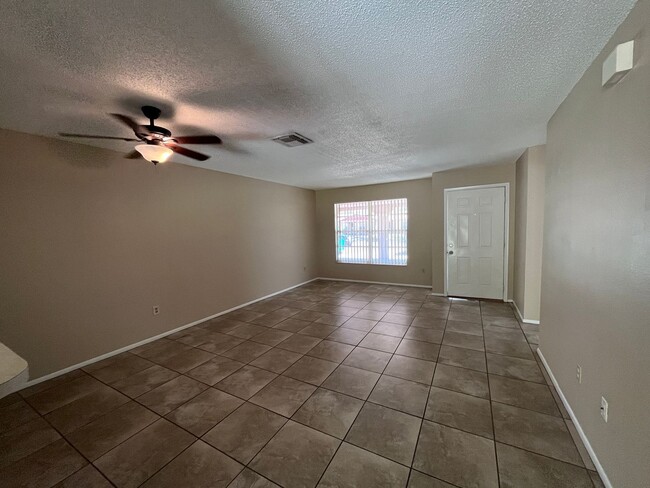 Building Photo - 2/2 In East Orlando