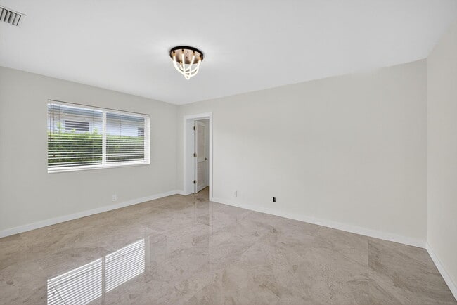 Building Photo - 4442 Sea Grape Dr