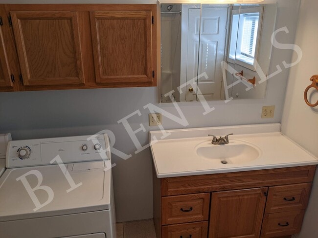 Building Photo - 712 Summit St