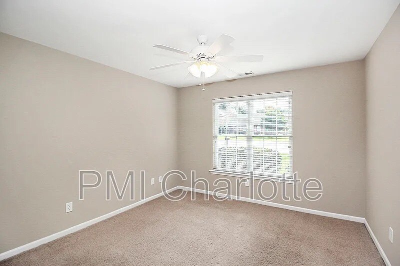 Building Photo - Room in House on S Ridge Ave