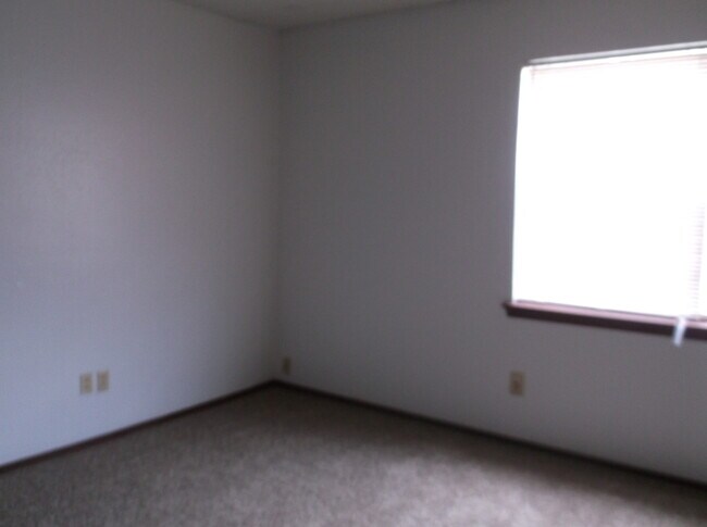 Building Photo - 2 Bed, 1 1/2 Bath, 1 Car Garage