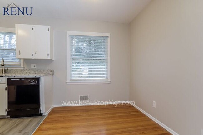 Building Photo - Available NOW! 3 bedroom Ranch Style Home ...