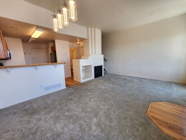 Building Photo - Quiet, adorable 2 Bed 3 Bath Townhome in 80923!