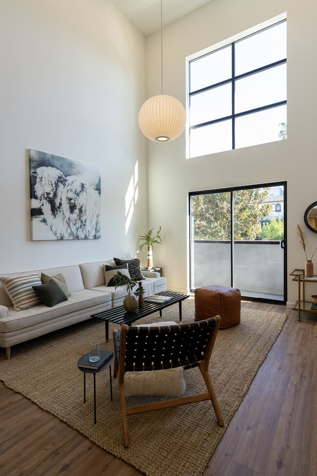 Building Photo - 527 S Wilton Pl