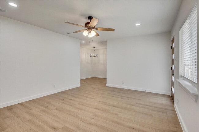 Building Photo - 1402 Valleyridge Cir