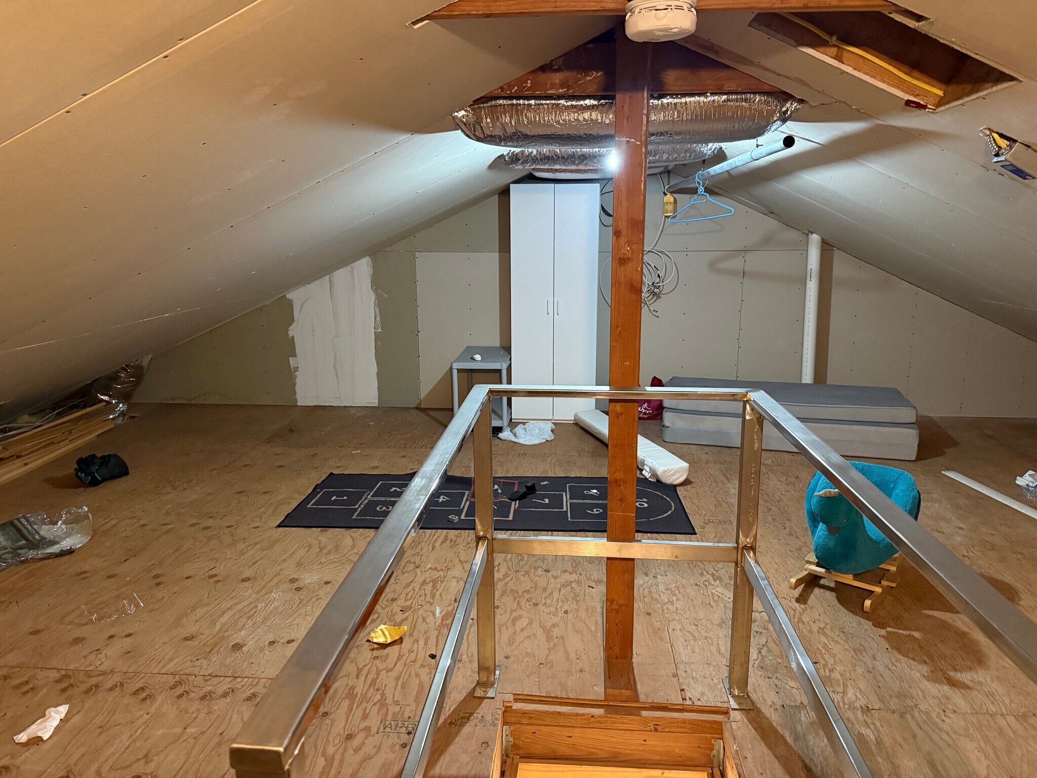 Full stand up attic - 284 Semton Blvd