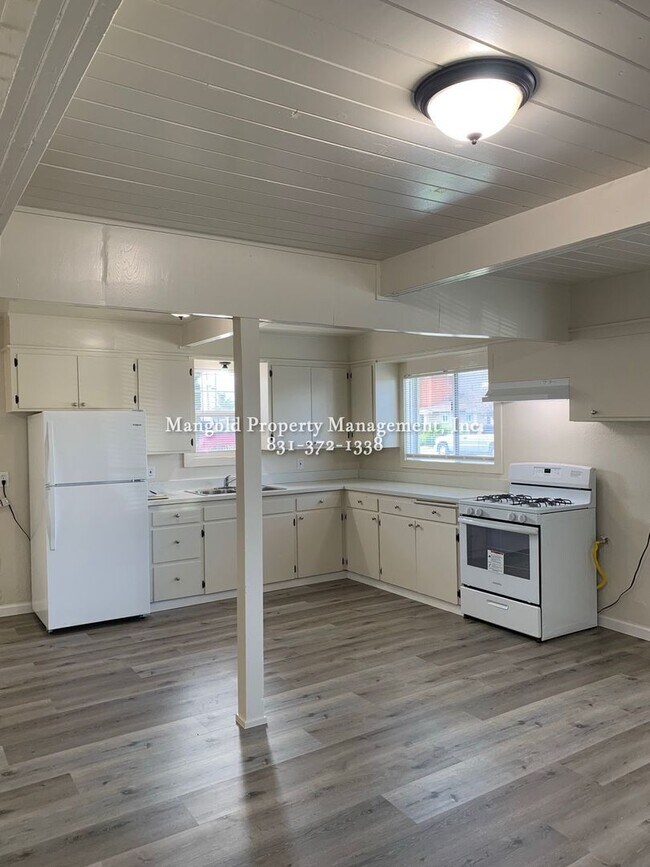 Building Photo - Inviting 4 Bed/2 Bath Home with Spacious Backyard
