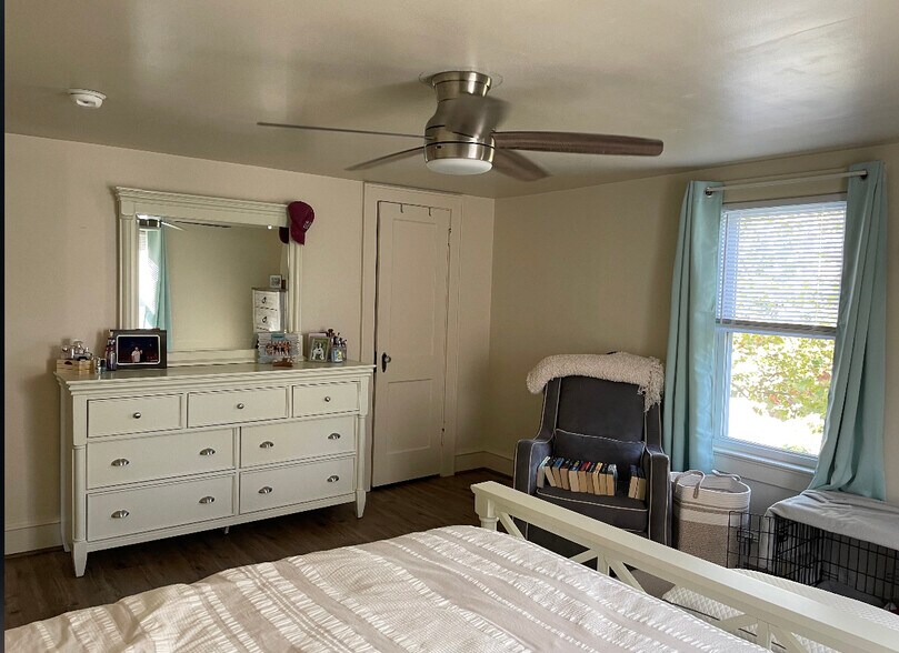 Building Photo - 126 N River Dr