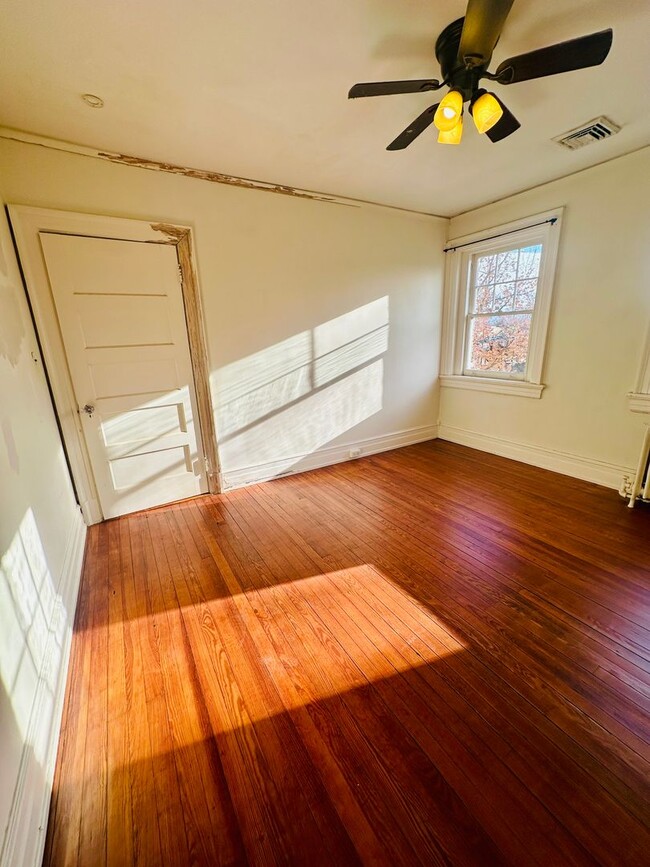 Building Photo - Charming 3bdrm/1.5bth Home Conveniently Located in Richmond's Carytown Area w/Private Balcony!!