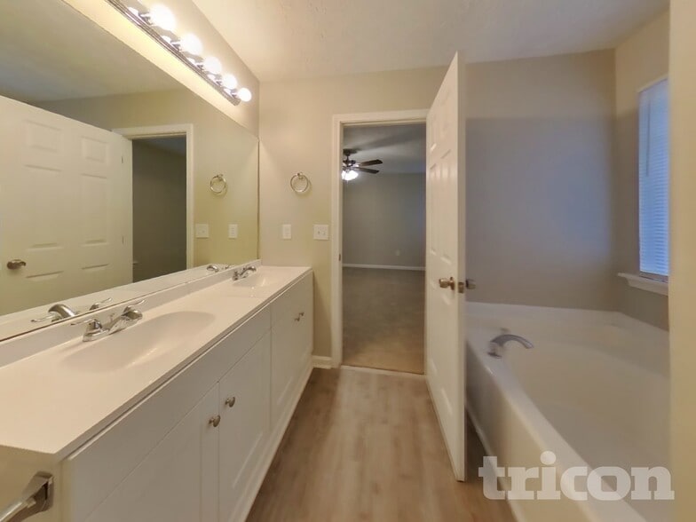 Building Photo - 3710 Michaels Creek Way