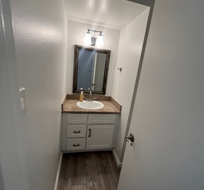 Building Photo - Updated 2 bedroom condo in a gated community in Concord!