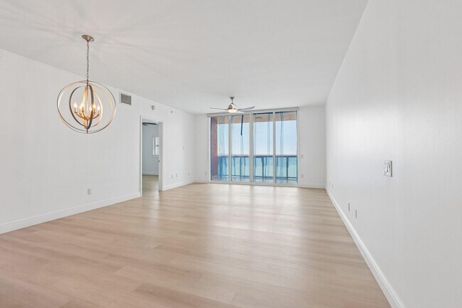 Building Photo - 2650 Lake Shore Dr