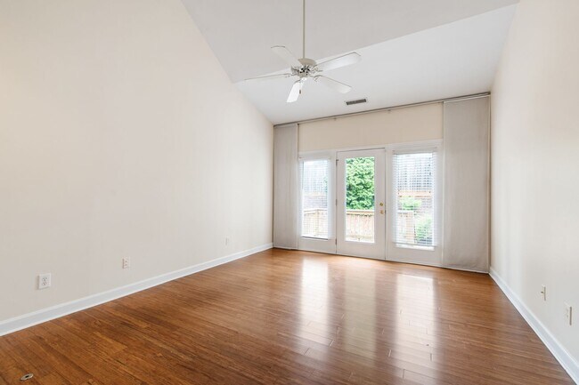 Building Photo - Lovely 3 bedroom townhome in fantastic Ral...